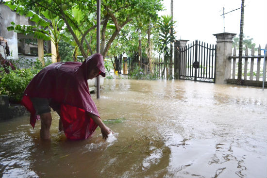 Nước sông Vu Gia tràn vào sân nhà dân tại thị trấn Ái Nghĩa, Đại Lộc.
