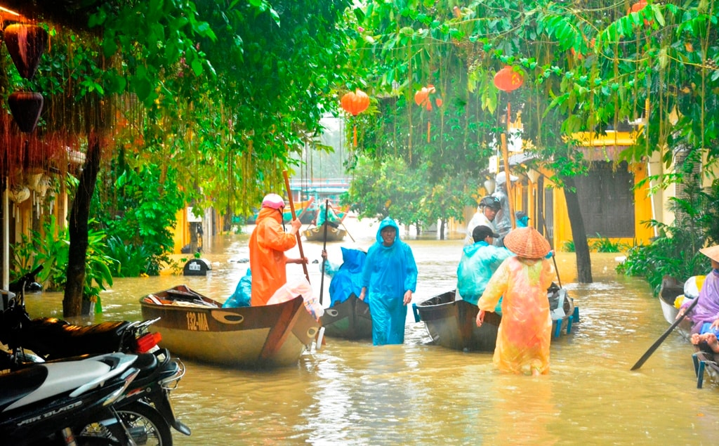 Mưa kéo dài cùng thủy điện xả lũ khiến cho nhiều nơi trong phố cổ bị ngập nước. Ảnh: XUÂN THỌ