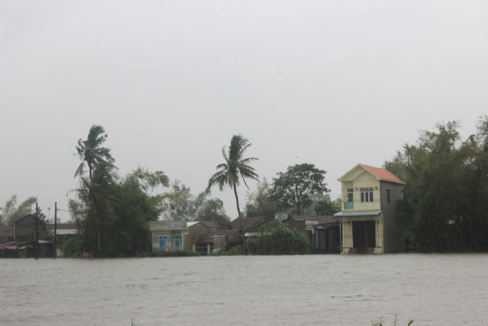 Một sô ngôi nhà tại xã Tam Đàn (Phú Ninh) bị cô lập. Ảnh: THANH THẮNG.