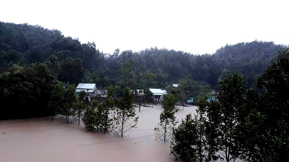 Nhiều căn nhà ở huyện Nông Sơn đã bị ngập và cô lập với bên ngoài. Ảnh: THÔNG PHƯƠNG TÂM