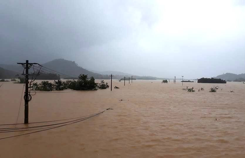 Tuyến đường trục chính đi trung tâm huyện Nông Sơn đã bị ngập sâu. Ảnh: THÔNG PHƯƠNG TÂM