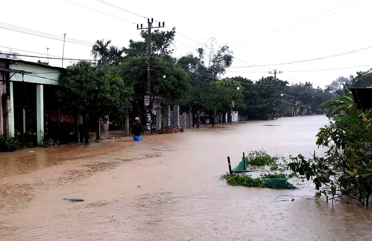 UBND huyện Phú Ninh nghiêm cấp người dân và phương tiện qua lại ở vùng bị ngập nước để đảm bảo an toàn. Ảnh: PHAN VINH