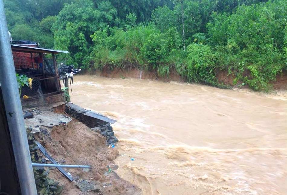 Tại một số khu vực, mưa lũ cũng gây sạt lở sát ngôi nhà của người dân vùng cao. Ảnh: Đ.N