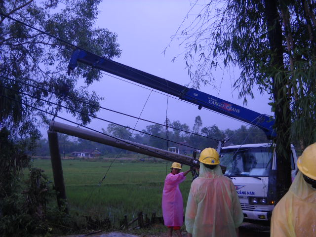 Khắc phục sự cố gãy trụ trung thế gây mất điện tại huyện Nam Trà My. Ảnh: V.H