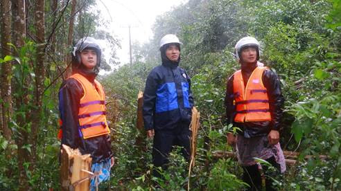 Ông Võ Anh Hùng - Phó GĐ PC Quảng Nam (giữa) kiểm tra và động viên cán bộ nhân viên các Điện lực khắc phục sự cố do bão số 12, sớm khôi phục cấp điện
