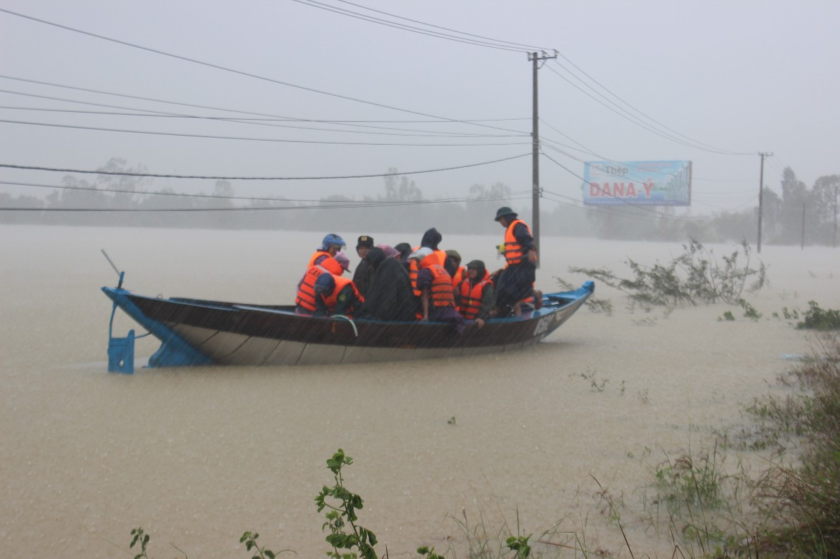 Công an huyện Phú Ninh dùng ca nô, xuồng máy tìm cách tiếp cận với khu vực thôn Vạn Long (xã Tam Đàn) bị cô lâp.