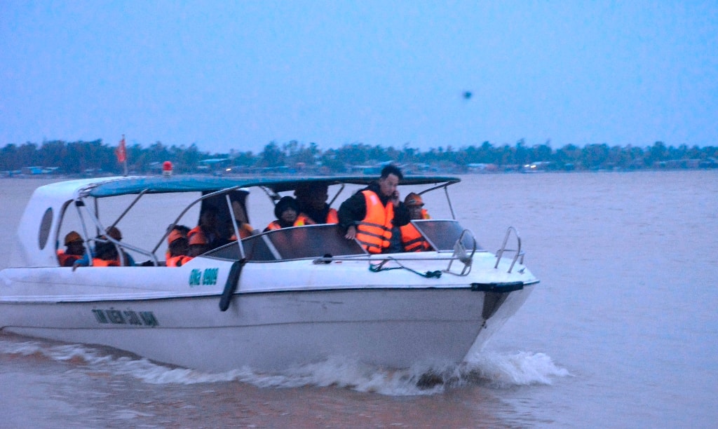 Ca nô đưa lượt công nhân đầu tiên vào bờ. Ảnh: HẢI THỌ