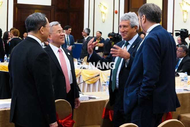 Các đại biểu trao đổi bên lề hội nghị. Ảnh: SƠN TRUNG.