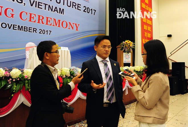 Nhà báo Triệu Tùng và Phóng viên Khang Ninh- Báo Đà Nẵng phỏng vấn Tiến sĩ Huang Dinglong-Đồng sáng lập Công ty Công nghệ Malong (Malong Technologies). Tiến sĩ Huang từng Dinglong đảm nhận vị trí Giám đốc sản phẩm, Giám đốc và Phó Chủ tịch tại Google, Microsoft, Tencent và TripAdvisor.