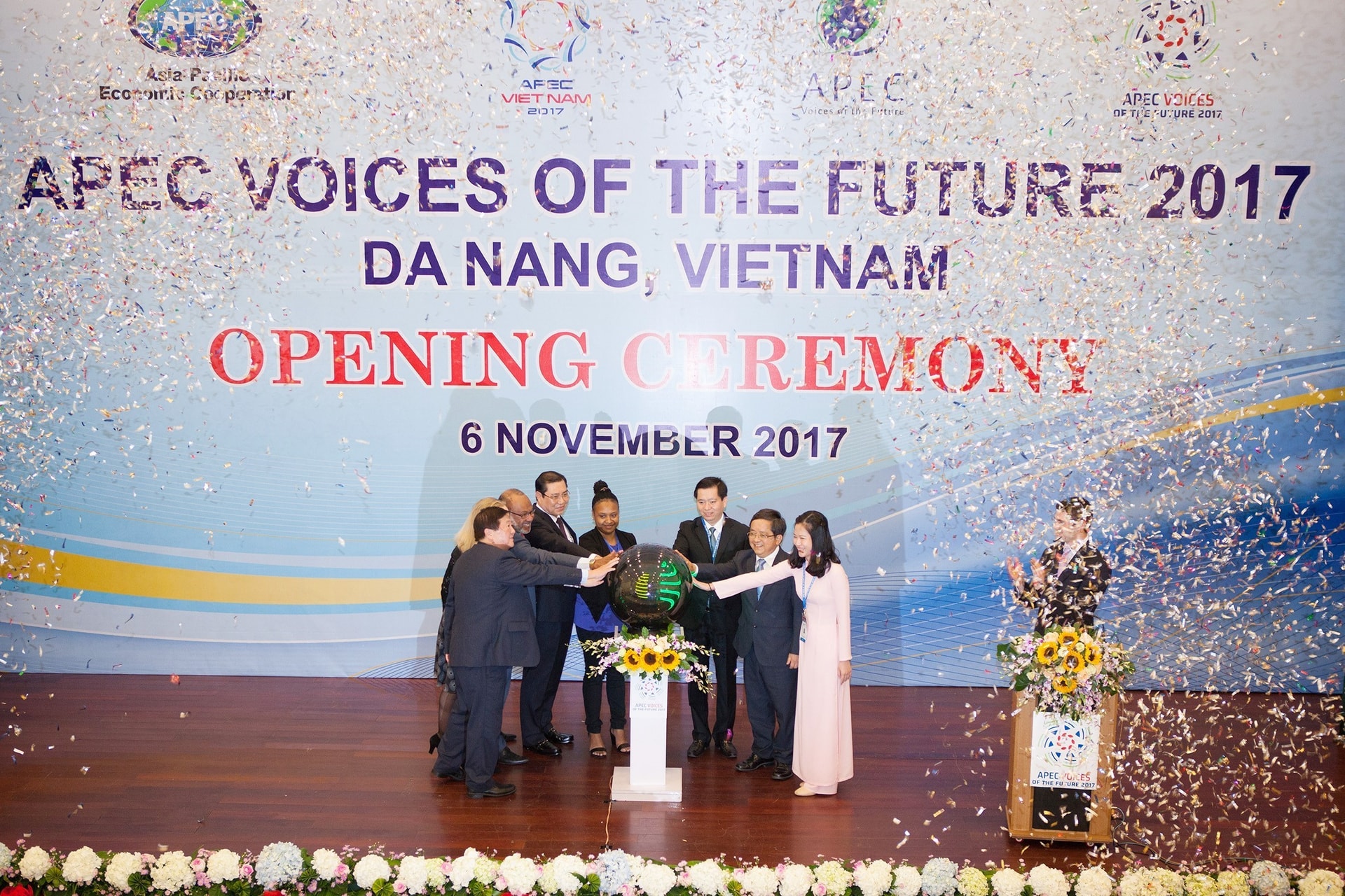 Các đại biểu bấm nút khai mạc diễn đàn