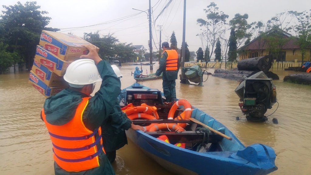 Nước lũ vẫn đang còn bủa vây Hội An, công tác cứu trợ sẵn sàng triển khai. Ảnh: XUÂN THỌ