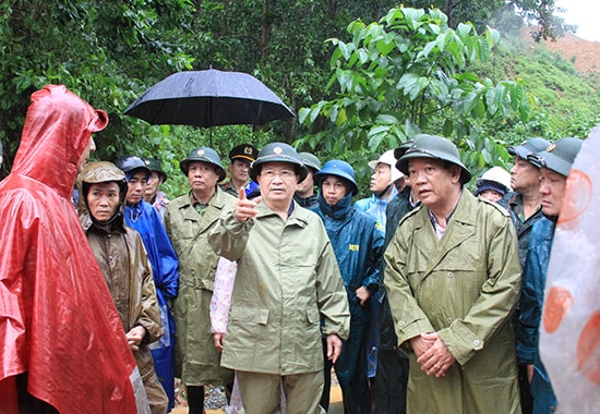 Phó Thủ tướng Trịnh ĐÌnh Dũng tại hiện trường vu sạt lở ở tổ Đàn Bộ, trị trấn Trà My. Ảnh: NGUYỄN DƯƠNG