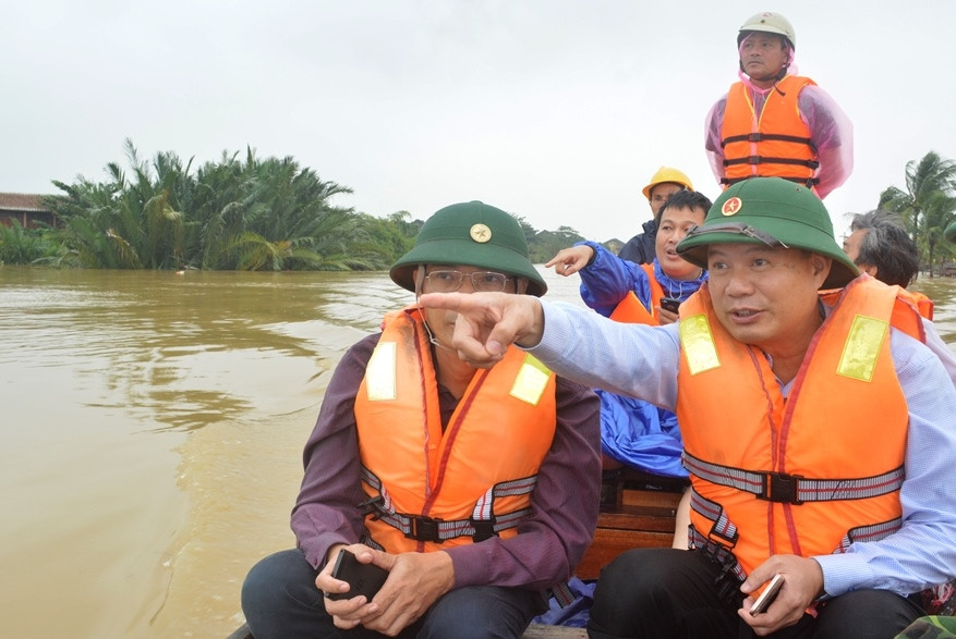 Phó chủ tịch UBND tỉnh Lê Văn Thanh kiểm tra tình hình lũ lụt tại Hội An. Ảnh: HẢI THỌ