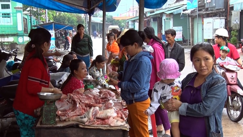 Các hộ kinh doanh thực phẩm ở Nông Sơn đảm bảo bán thực phẩm với giá bình thường để hỗ trợ người dân địa phương. (Ảnh: T.L)