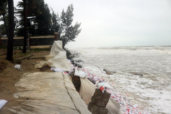 Hầu hết bờ biển đoạn qua khách sạn Tropical đã bị sóng xâm thực