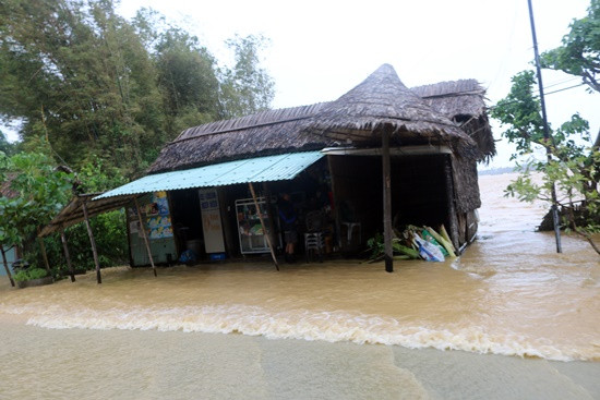 Nhiều ngôi nhà ở Hội An vẫn còn ngập nước