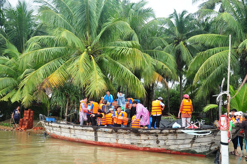 Chuyển hàng lên thuyền để đến với người dân ốc đảo Long Thạnh Tây (xã Tam Hải). Ảnh: VINH ANH