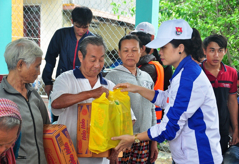 Bí Thư Tỉnh đoàn Phạm Thị Thanh trao quà cho các hộ gia đình bị thiệt hại. Ảnh: VINH ANH