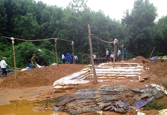 Lãnh đạo huyện Tiên Phước kiểm tra tình trạng khai thác vàng trái phép tại Vực Bộng, thôn 3, xã Tiên Lập.