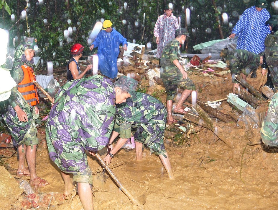 Cán bộ, chiến sĩ LLVT tỉnh tìm kiếm nạn nhân bị vùi lấp do sạt lở núi tại huyện Bắc Trà My. (Ảnh: Viết Phúc)