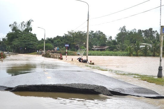 Lực lượng chức năng chốt gác đoạn tuyến hư hỏng, nước băng trên một tuyến ĐT. Ảnh: CT