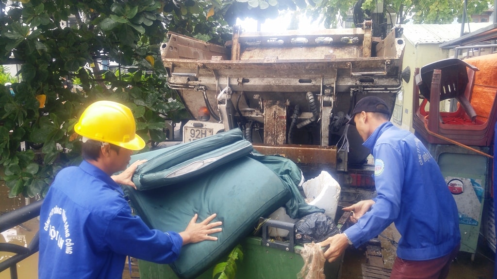 Công ty CP Công trình công cộng TP.Hội An sẵn sàng các phương tiện, nhân lực để dọn dẹp đón APEC. Ảnh: XUÂN THỌ