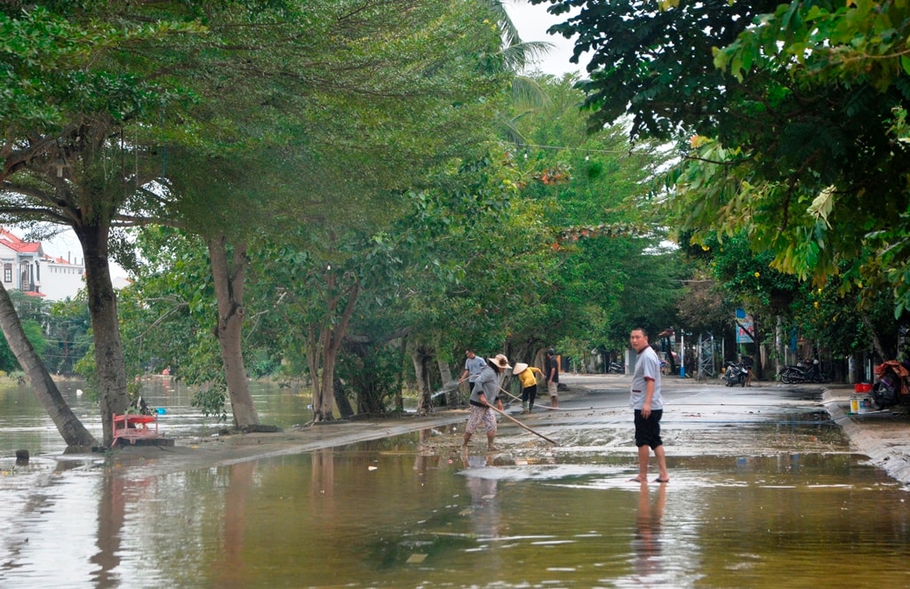 Tại một số nơi lũ rút, người dân tiến hành quét, rửa bùn. Ảnh chụp ở đường Nguyễn Duy Hiệu. Ảnh: XUÂN THỌ