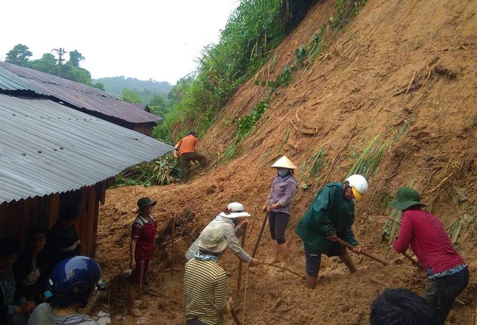 Lực lượng thanh niên xã Đắc Pre cùng nhau giúp người dân khắc phục hậu quả tại các điểm sạt lở. Ảnh: CTV