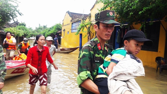 Đưa  cháu Trọng cấp cứu. Ảnh: MINH HẢI