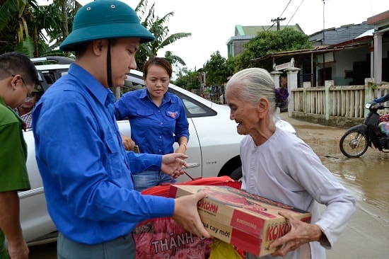 Tặng quà cho cụ Trần Thị Ba ngay trên đường. Ảnh: CT