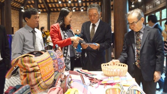 More than 10 typical handicrafts groups of Quang Nam province presented at the shop