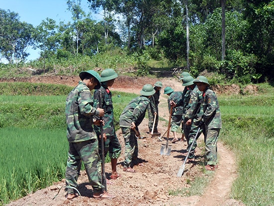 Mở rộng đường sá tạo điều kiện thuận lợi cho người dân phát triển kinh tế.Ảnh: T.THU