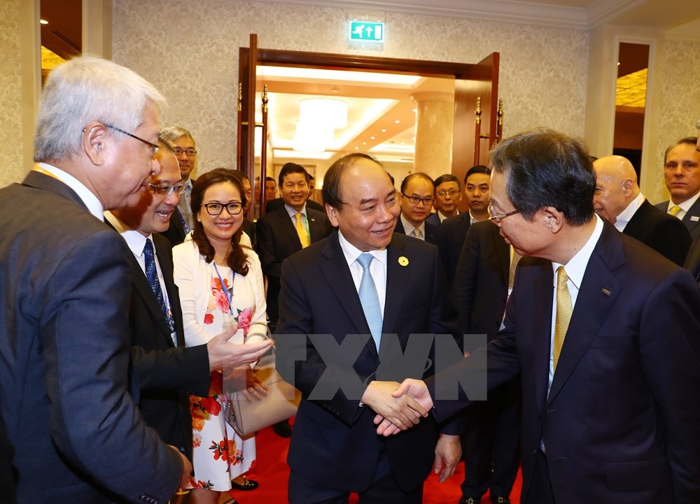 Thủ tướng Nguyễn Xuân Phúc gặp gỡ đại diện các Tập đoàn kinh tế trong nước và quốc tế tham dự Tuần lễ Cấp cao APEC 2017 tại Đà Nẵng. (Ảnh: Thống Nhất/TTXVN)