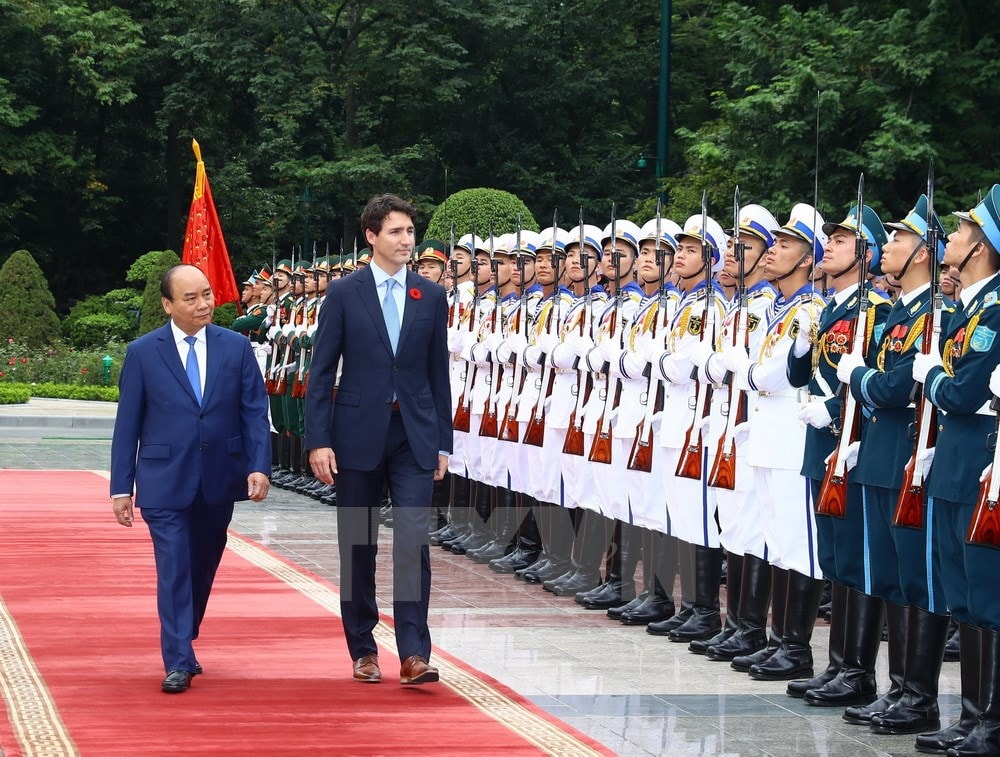 Thủ tướng Nguyễn Xuân Phúc và Thủ tướng Canada Justin Trudeau duyệt Đội danh dự Quân đội nhân dân Việt Nam. (Ảnh: Thống Nhất/TTXVN)