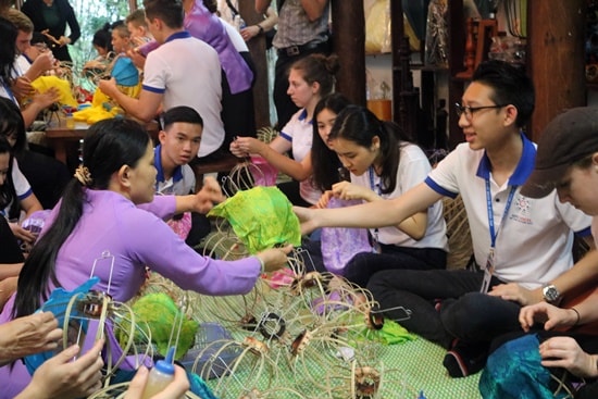 Học cách dán lồng đèn đã trở thành trải nghiệm khó quên của các bạn trẻ VOF