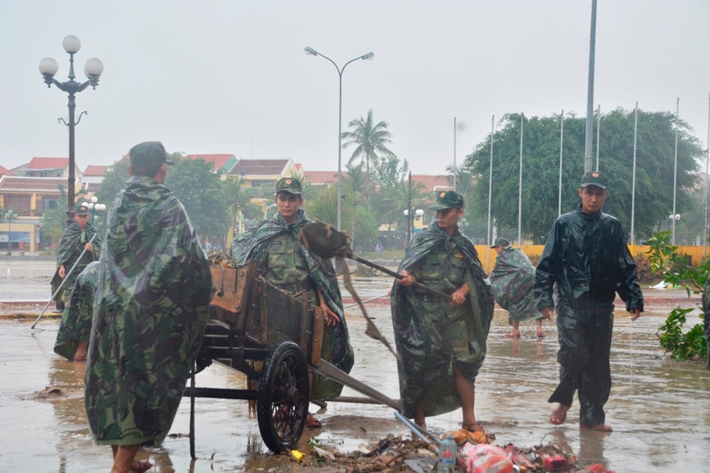 Chiếc sĩ quân sự dọn dẹp ở Trung tâm Văn hóa thể thao Hội An cho kịp dựng nhà bạt vào trưa nay. Ảnh: XUÂN THỌ