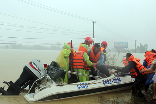 Lực lượng chức năng đưa người dân thôn Vạn Long (xã Tam Đàn, Phú Ninh) đi tránh lũ. Ảnh: T.T