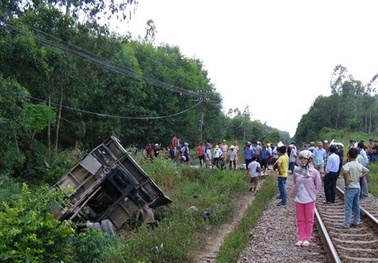 Một vụ tai nạn nơi đường ngang giao với đường sắt tại Quế Sơn. Ảnh: C.T