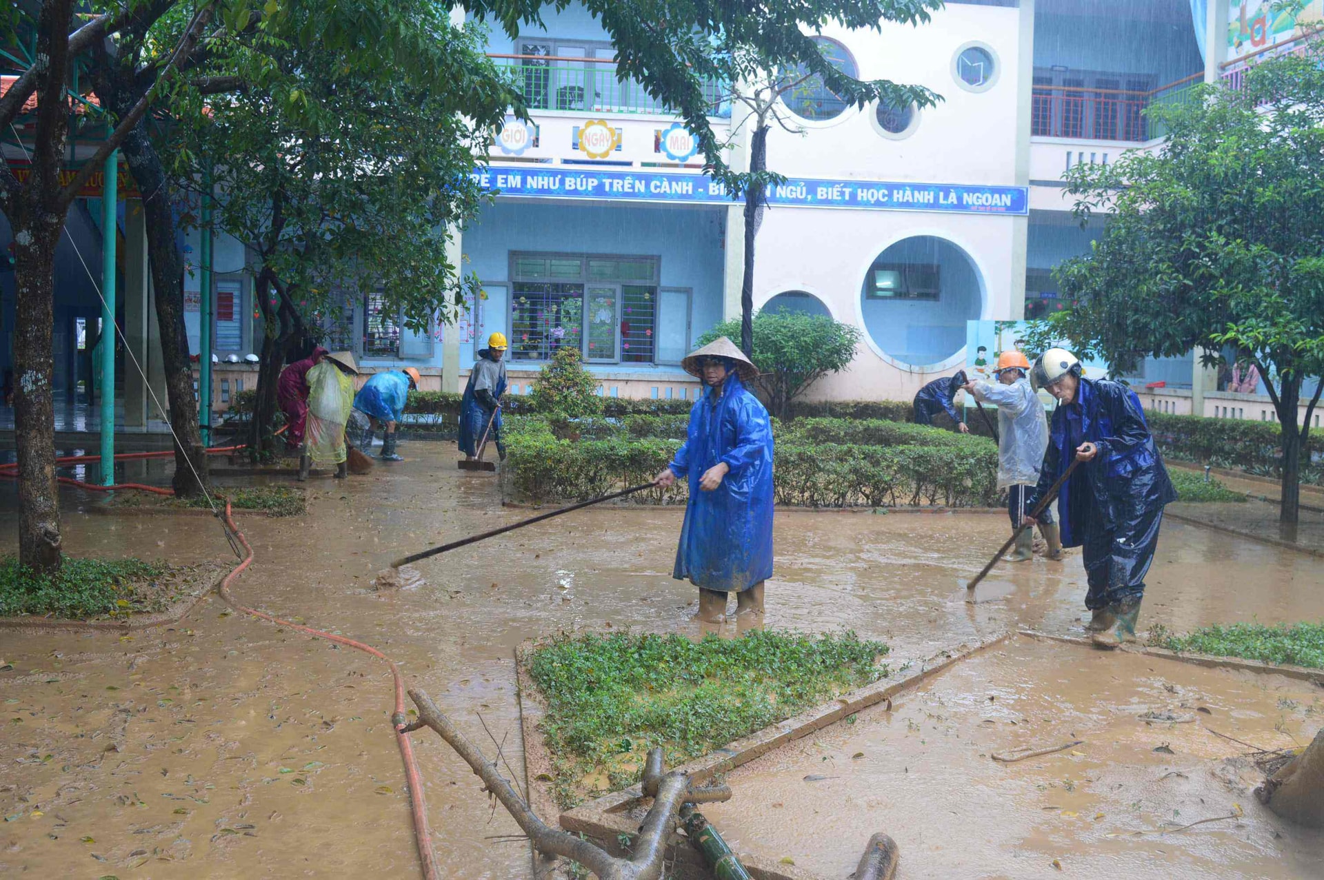 Công tác khắc phục hậu quả lũ lụt ở các trường học Điện Bàn gặp rất nhiều khó khăn do mưa lớn và lượng bùn tràn ngập.Ảnh: Q.T