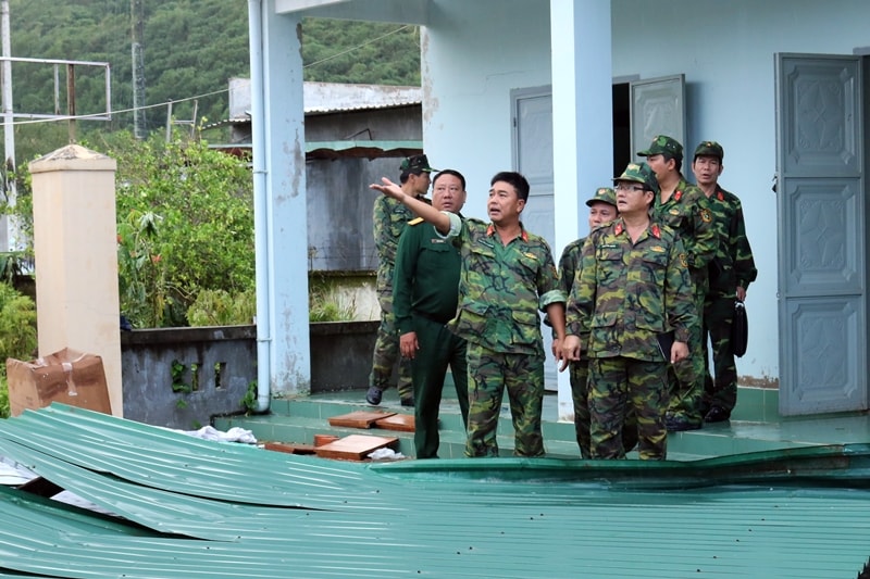 Triển khai công tác khắc phục hậu quả bão số 12 tại huyện Khánh Vĩnh (Khánh Hòa). Ảnh: V.H