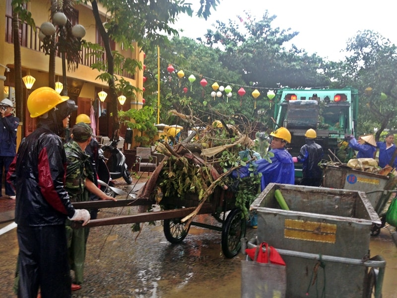 Hơn 500 nhân lực được huy động để dọn dẹp hàng trăm tấn rác bùn tại Quảng trường Sông Hoài. Ảnh: M.Q