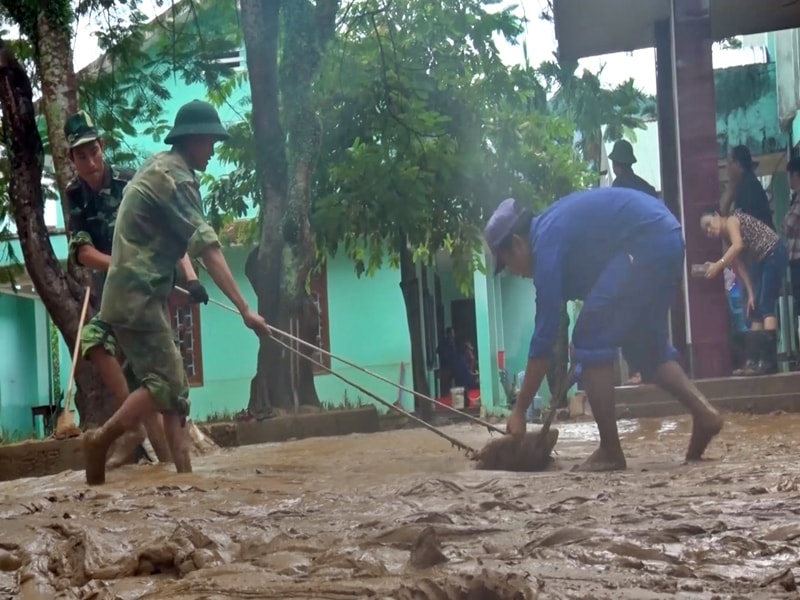 Tích cực dọn dẹp bùn đất tại các công trình công cộng ở huyện Nông Sơn. Ảnh: M.T