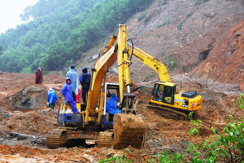 Do khối lượng đất đá rất lớn nên chính quyền địa phương đã huy động 5 chiếc xe múc hoạt động liên tục ngày đêm để nỗ lực tìm kiếm cứu nạn. Tuy nhiên, việc tìm kiếm nạn nhân vẫn còn gặp rất nhiều khó khăn do thời tiết. Ảnh: A.N