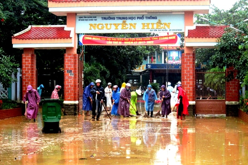 Các trường học trên địa bàn huyện Duy Xuyên đang tập trung dọn vệ sinh để đảm bảo việc dạy và học vào ngày mai 9.11. Ảnh: SỰ THÀNH