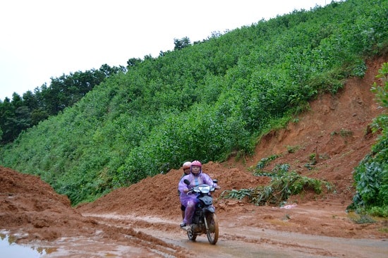 Một vị trí sạt lở trên tuyến đã thông xe bước một. Ảnh: CT