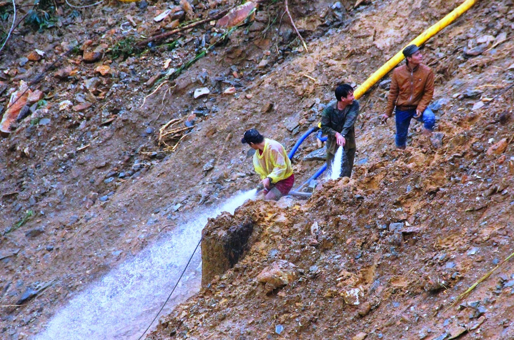 Mặc dù mưa lớn kéo dài nhưng công tác cứu hộ vẫn được các lực lượng chức năng nỗ lực triển khai. Ảnh: A.N