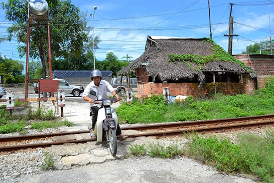 Bất chấp nguy hiểm, nhiều hộ dân xã Tam Nghĩa tự mở lối băng ngang qua đường sắt. Ảnh: C.TÚ