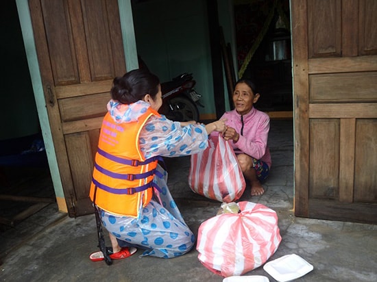 Những phần cơm được mang đến từng người dân ở thôn Đông Bình.