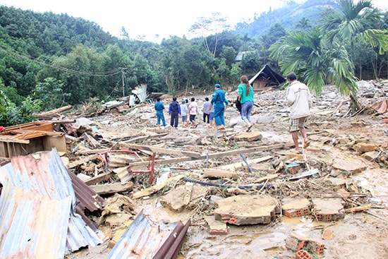 Sau tiếng nổ lớn từ lòng đất, 10 ngôi nhà của người dân thôn 5 đã hoàn toàn bị xóa sổ. Ảnh: NGUYỄN DƯƠNG