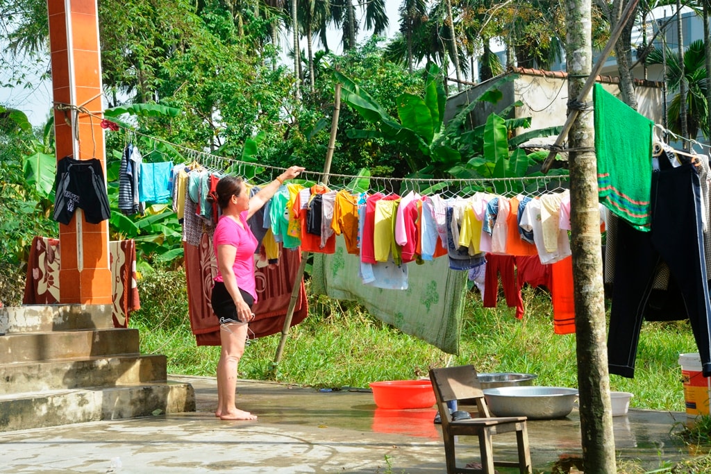 Trong khi đó, do có nền nhà cao và tranh thủ sáng nay có nắng, bà Nguyễn Thị Như Hà ở thôn Hà Mỹ giặc, phơi áo quần. Bà Mỹ cho biết vừa rồi lũ ngập nhà bà hơn 1m. Ảnh: XUÂN THỌ